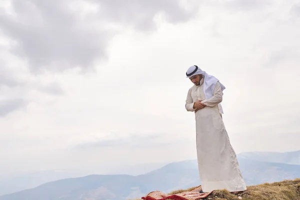 Orang Iislamic Berdoa Gunung — Stok Foto