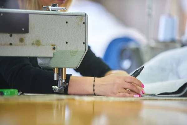Швея Рабочий Фабрике Шитья Промышленной Швейной Машиной — стоковое фото