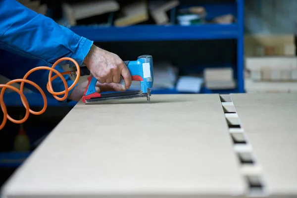 Giovani Lavoratori Sesso Maschile Lavorano Una Fabbrica Produzione Mobili — Foto Stock