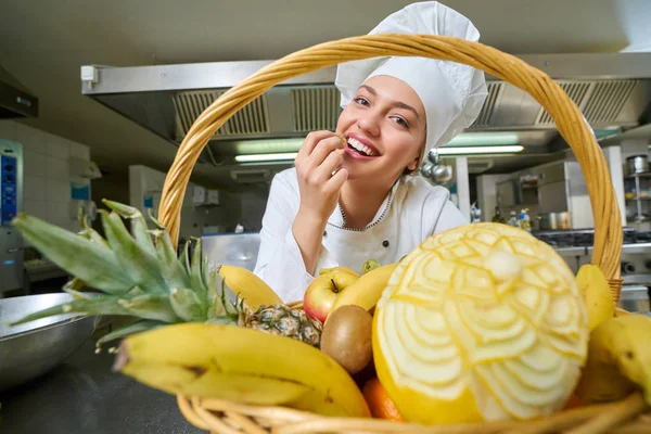 Retrato Cocinera Feliz Adornando Comida Cocina Comercial — Foto de Stock