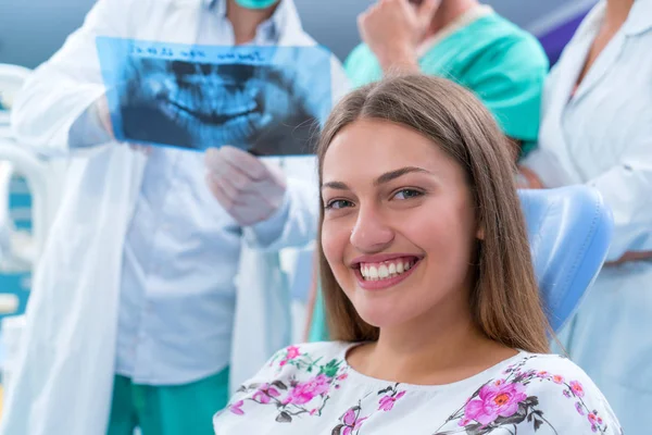 Dentista Mostra Paciente Raio Dos Dentes Escritório Moderno — Fotografia de Stock