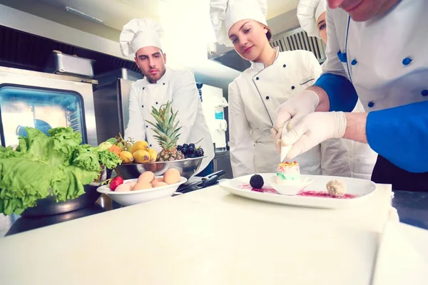 Taart Wit Bord Koken Honing Cake Bereid Door Chef Kok — Stockfoto