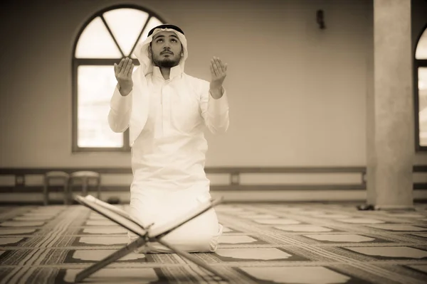 Religioso Muçulmano Homem Orando Dentro Mesquita — Fotografia de Stock