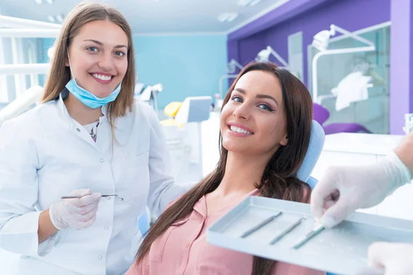 Doctor Talking Her Patient Dentist Concept — Stock Photo, Image