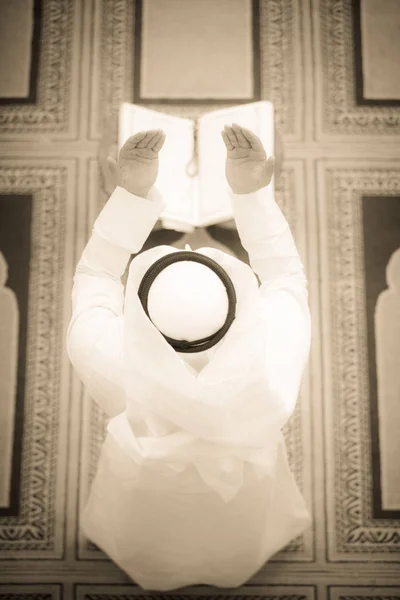 Dindar Müslüman Adam Caminin Içinde Dua Ediyor — Stok fotoğraf