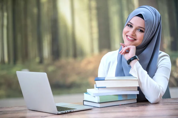 Mulher Bonita Vestindo Hijab Frente Pesquisa Laptop Fazer Trabalho Escritório — Fotografia de Stock