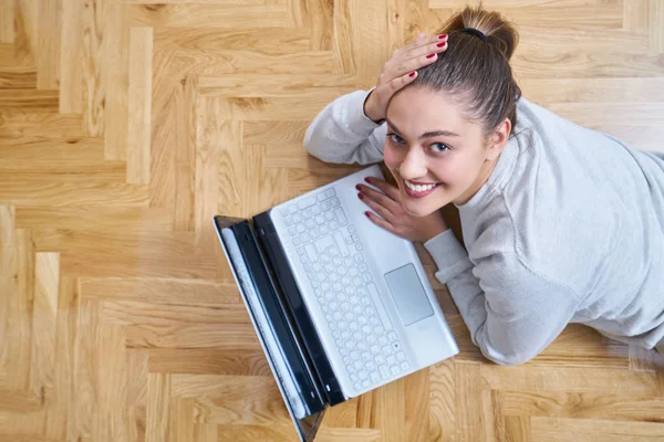 Donna Sdraiata Sul Pavimento Utilizzando Computer Portatile — Foto Stock