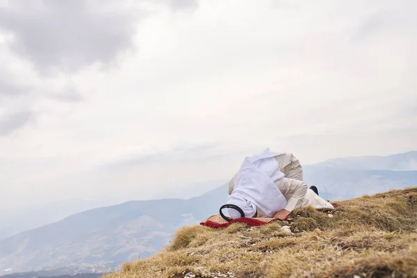 Homem Islâmico Rezando Montanha — Fotografia de Stock