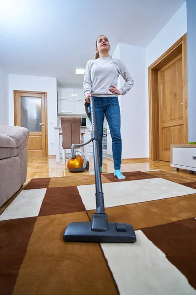 Vrouw Die Vloer Van Het Huis Reinigt — Stockfoto