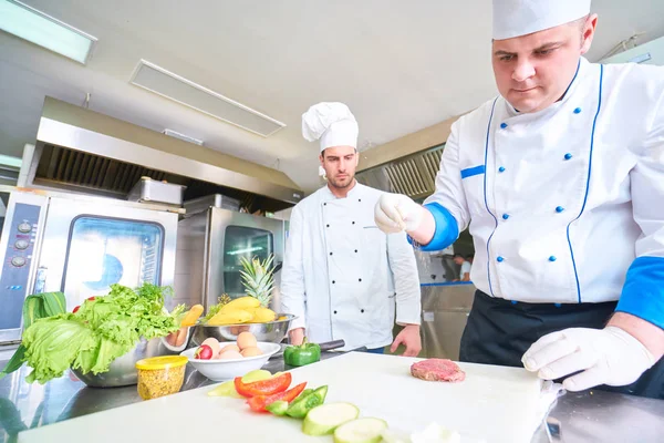 Chef Preparando Comida Cocina Del Restaurante — Foto de Stock