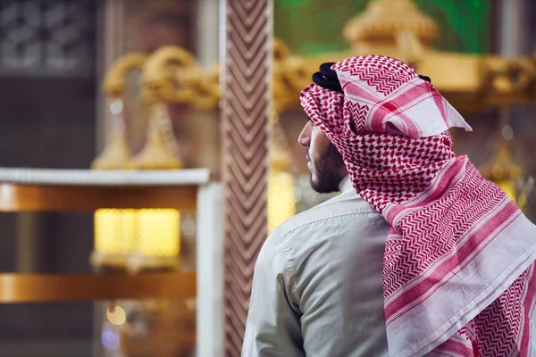 Religioso Musulmán Rezando Dentro Mezquita — Foto de Stock