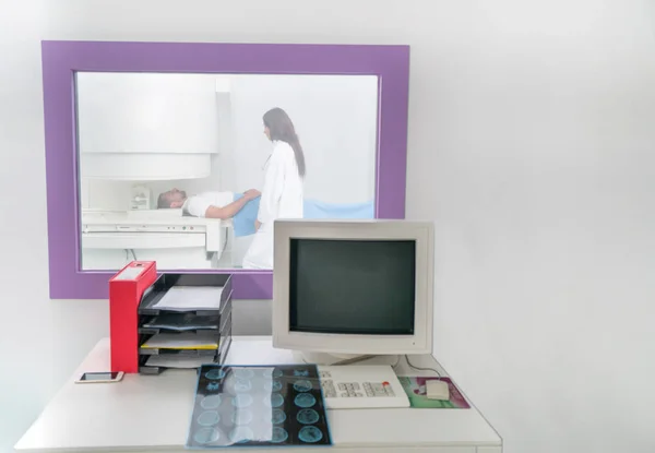 Médico Agradável Confiante Que Trabalha Com Resultados Ressonância Magnética — Fotografia de Stock