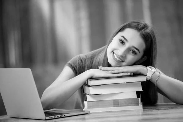 Fiatal Segítségével Laptop Számítógép Szúró Telefon Gyönyörű Diák Lány Laptop — Stock Fotó