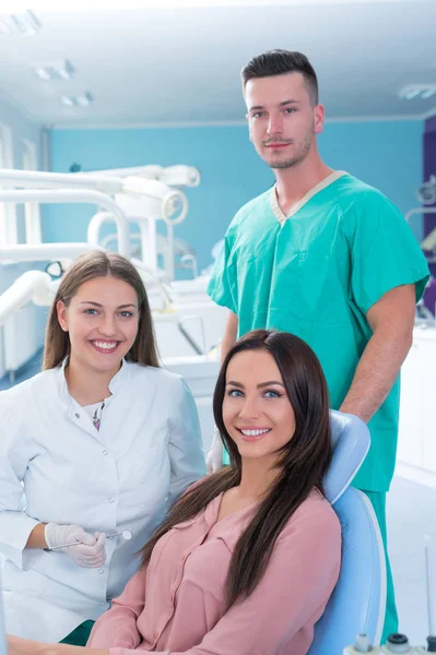 Lekarz Rozmawia Swoim Pacjentem Koncepcja Dentysty — Zdjęcie stockowe