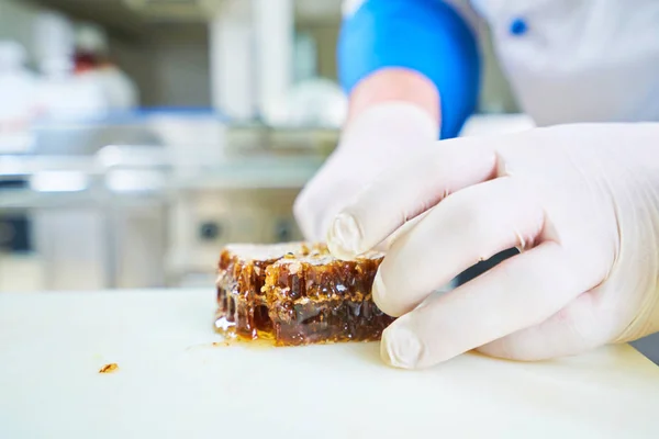 Bolo Placa Cozinha Branca Bolo Mel Preparado Pelo Chef Sobremesa — Fotografia de Stock