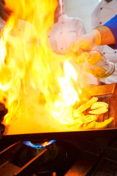 Chef Cozinha Restaurante Fogão Com Panela Fazendo Flambe Comida — Fotografia de Stock