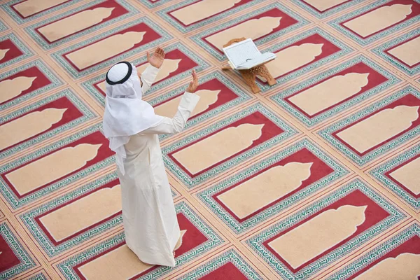 Religioso Muçulmano Homem Orando Dentro Mesquita — Fotografia de Stock