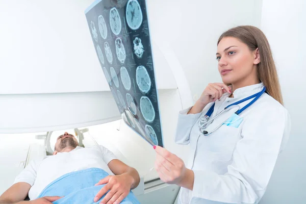 Médico Seguro Agradable Que Trabaja Con Resultados Resonancia Magnética —  Fotos de Stock