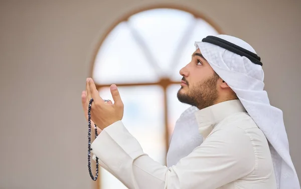 Dindar Müslüman Adam Caminin Içinde Dua Ediyor — Stok fotoğraf