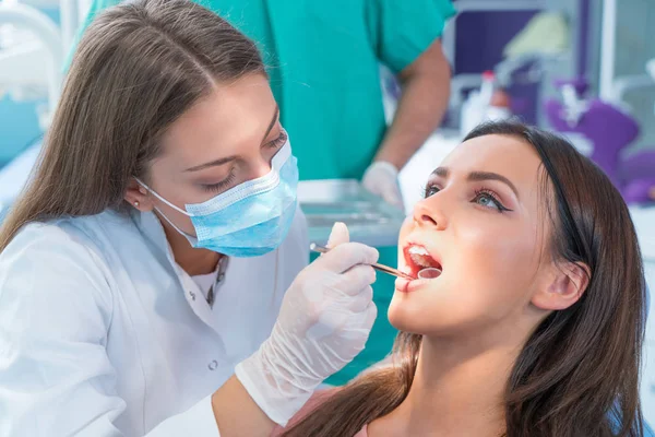 Doctor Hablando Con Paciente Concepto Dentista — Foto de Stock