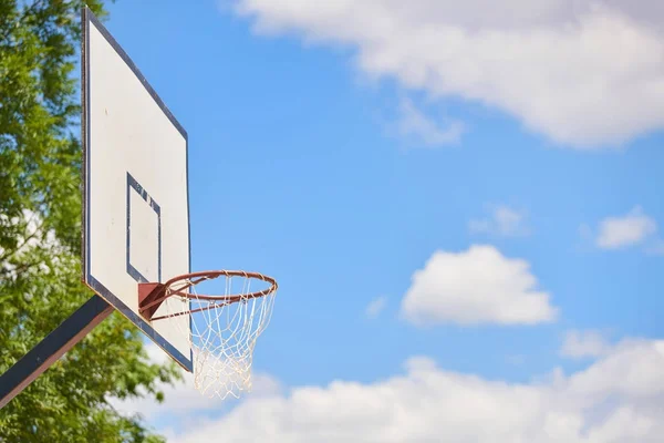 Basketbalový Koš Slunci Obloze — Stock fotografie