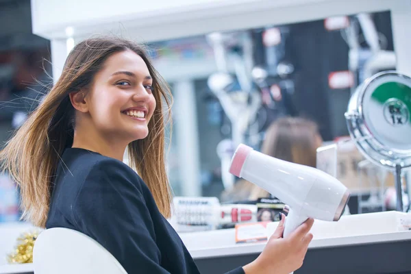 Cuidado Del Cabello Hermosa Mujer Pelo Largo Secando Cabello Tienda — Foto de Stock