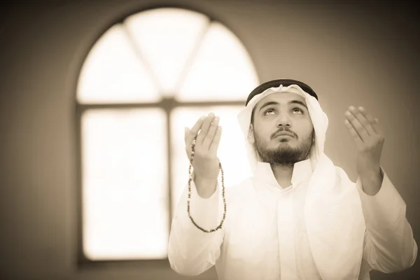 Vallásos Muszlim Férfi Imádkozik Mecsetben — Stock Fotó