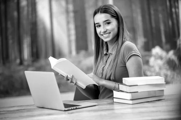 Jonge Vrouw Met Laptop Smartphone Mooie Student Meisje Die Laptop — Stockfoto