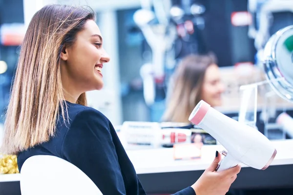 Cuidado Del Cabello Hermosa Mujer Pelo Largo Secando Cabello Tienda — Foto de Stock