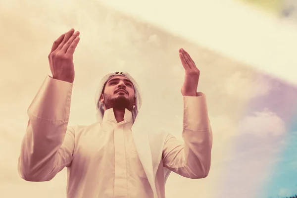 Iislamic Muž Modlil Hoře — Stock fotografie