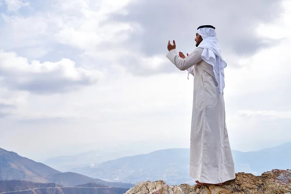 Исламский Человек Молящийся Горе — стоковое фото