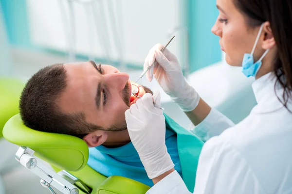 Dentista Che Esamina Denti Paziente Dal Dentista — Foto Stock