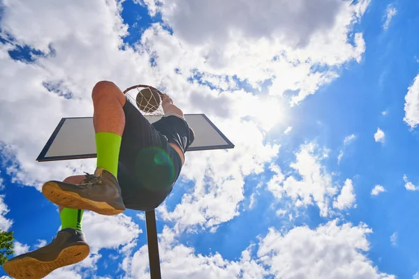 Basketspelare Aktion Flyger Högt Och Poängsättning — Stockfoto