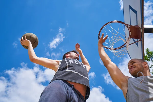 basketbolcu yüksekten uçuyor ve puanlama eylem
