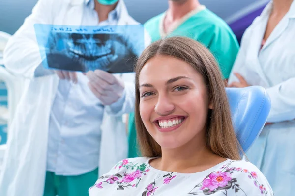 Dentista Muestra Una Radiografía Los Dientes Del Paciente Oficina Moderna —  Fotos de Stock