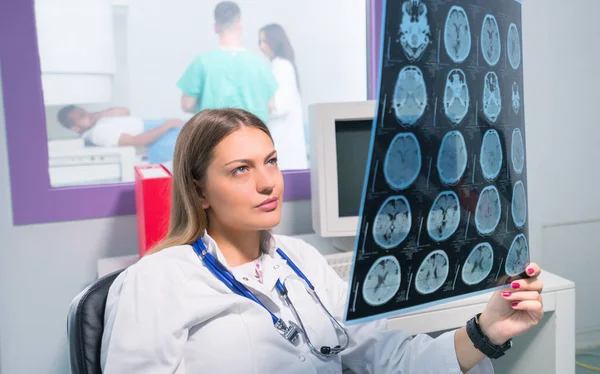 Selbstbewusster Angenehmer Arzt Der Mit Mri Scan Ergebnissen Arbeitet — Stockfoto