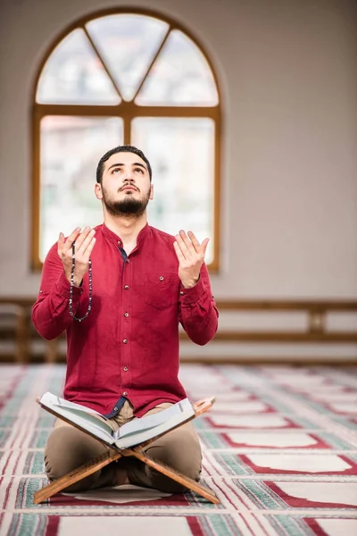 Religiös Muslim Man Ber Inne Moskén — Stockfoto