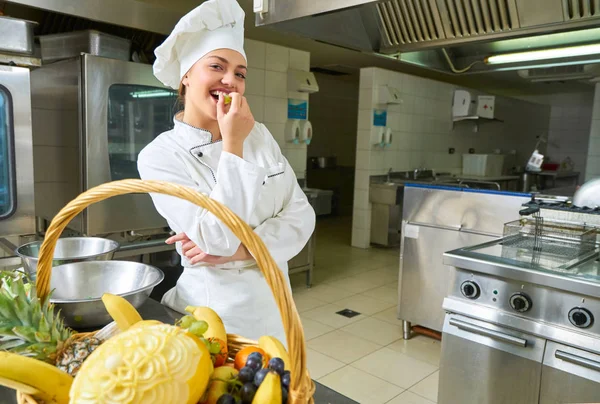 Πορτρέτο Του Ευτυχισμένο Θηλυκό Σεφ Γαρνίρισμα Τροφίμων Στη Εμπορική Κουζίνα — Φωτογραφία Αρχείου