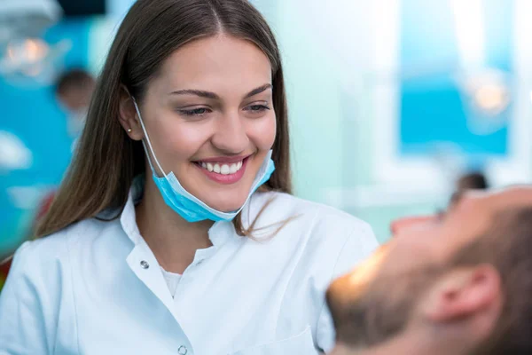 Dentista Examinando Los Dientes Paciente Dentista — Foto de Stock