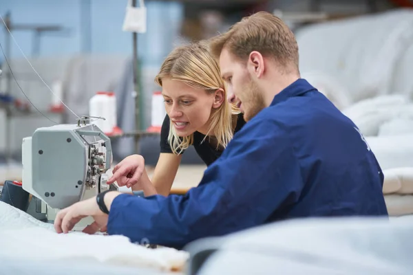 Näherin Wird Einer Maschine Einer Textilfabrik Neu Zugewiesen Der Vorarbeiter — Stockfoto