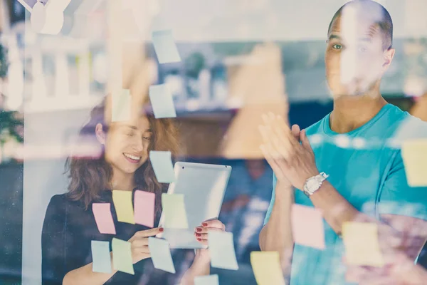 Negócio Startup Planejamento Gestão Conceito Pessoas Equipe Criativa Feliz Escrevendo — Fotografia de Stock