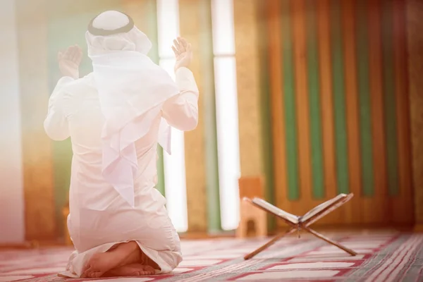 Religioso Muçulmano Homem Orando Dentro Mesquita — Fotografia de Stock