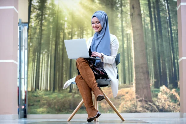 Hübsche Frau Trägt Hijab Bei Büroarbeit Mit Laptop — Stockfoto