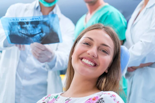 Dentist Shows Patient Ray Teeth Modern Office — Stock Photo, Image