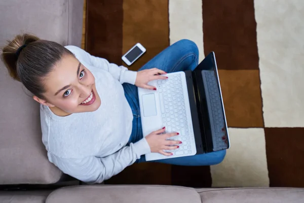 Donna Sdraiata Sul Pavimento Utilizzando Computer Portatile — Foto Stock