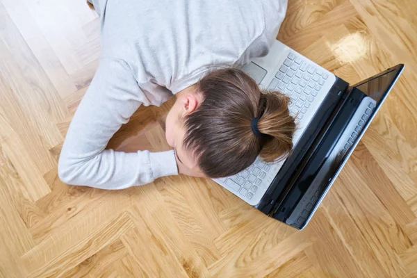 Una Donna Che Dorme Sul Computer Portatile — Foto Stock