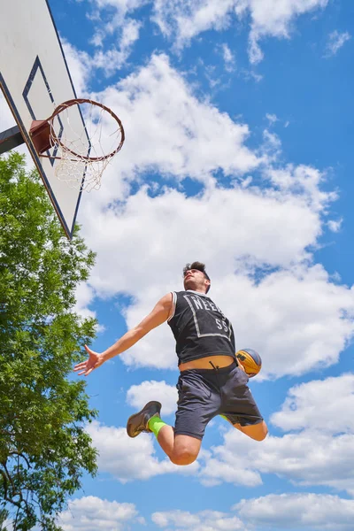 basketbolcu yüksekten uçuyor ve puanlama eylem