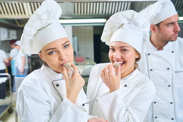 Chef Bereidt Eten Restaurant Keuken — Stockfoto