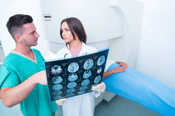 Selbstbewusster Angenehmer Arzt Der Mit Mri Scan Ergebnissen Arbeitet — Stockfoto