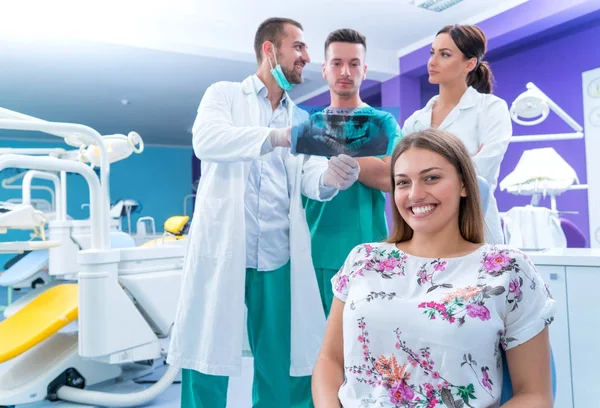 Dentista Muestra Una Radiografía Los Dientes Del Paciente Oficina Moderna —  Fotos de Stock